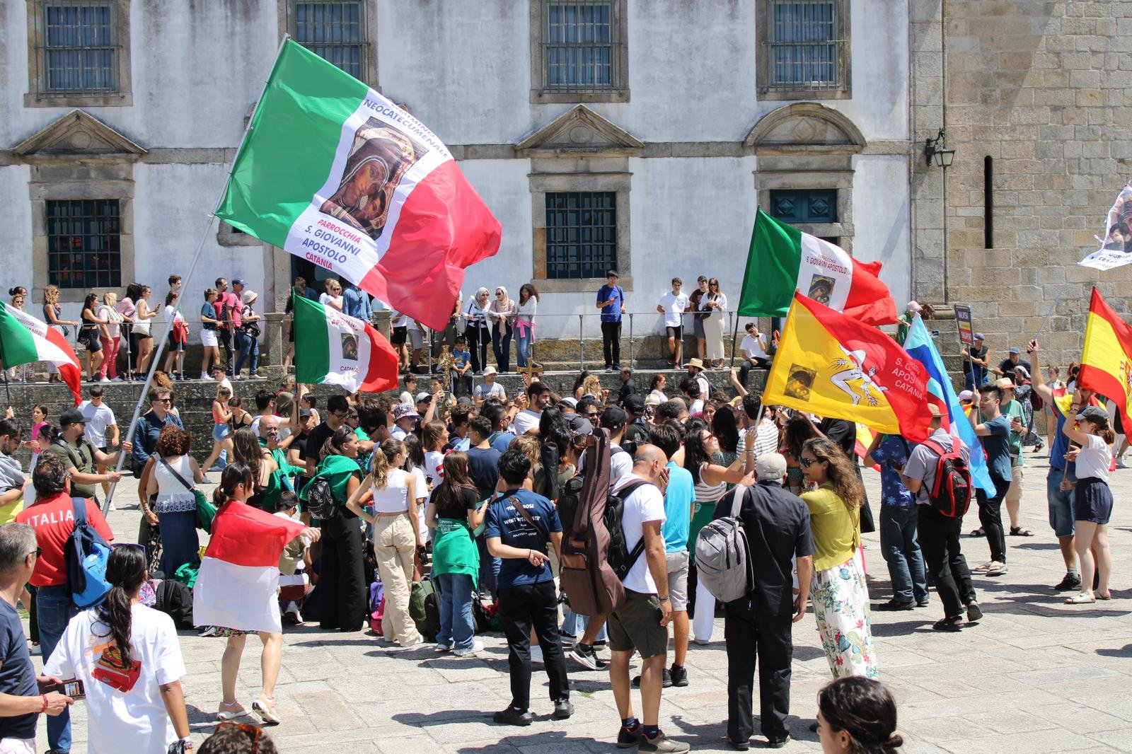 Bandiere della Parrocchia San Giovanni Apostolo in piazza