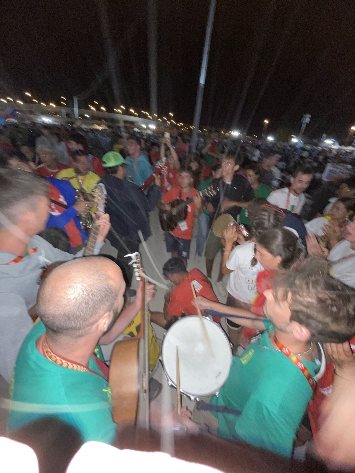 Canti e musica di notte con chitarre e tamburo
