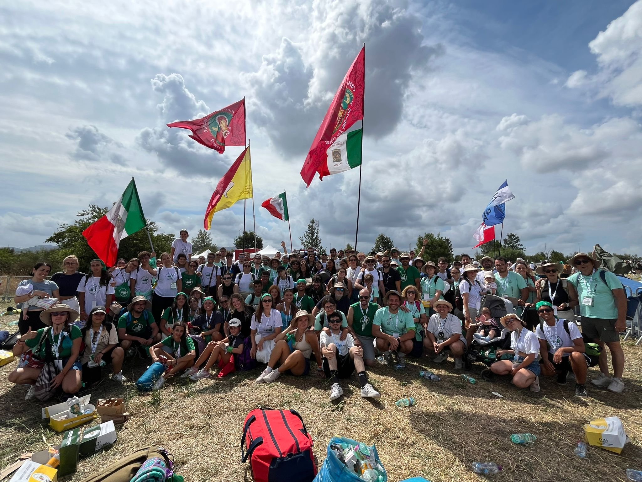 Il nostro gruppo in foto tutti insieme con le bandiere